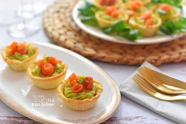 cestini brisee avocado salmone